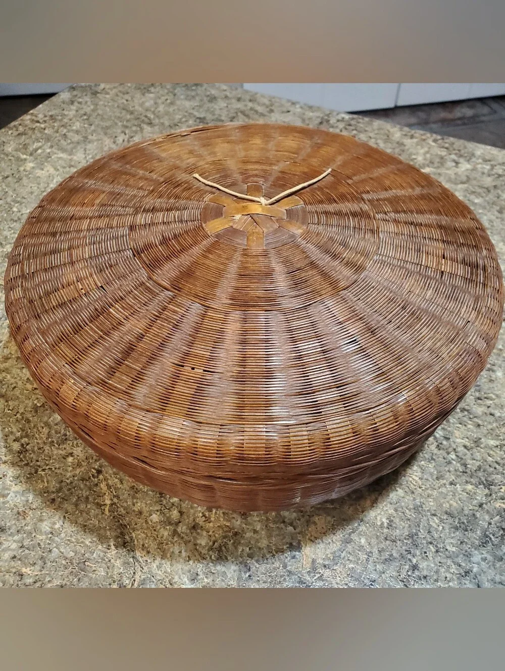 VINTAGE BASKET WITH LID . ROUND WICKER RATTAN STORAGE. SEWING. DECO